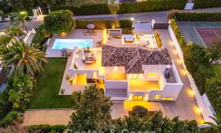 Impresionante villa en primera línea de golf en venta en el corazón de Nueva Andalucía, Marbella 785599 