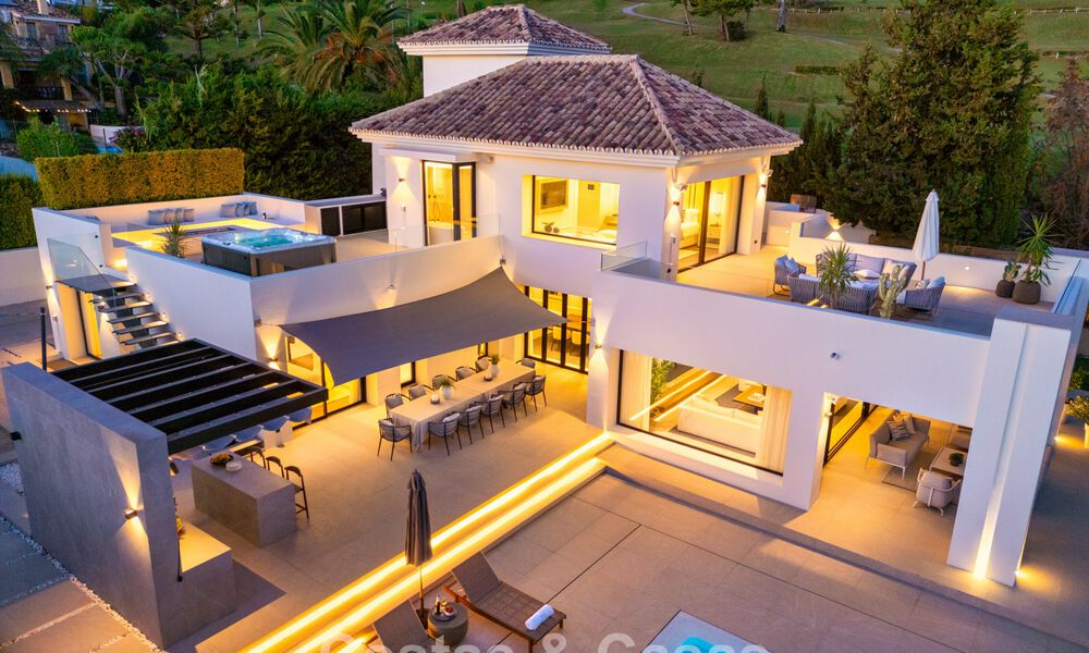 Impresionante villa en primera línea de golf en venta en el corazón de Nueva Andalucía, Marbella 785600