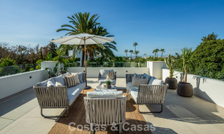 Impresionante villa en primera línea de golf en venta en el corazón de Nueva Andalucía, Marbella 785602 
