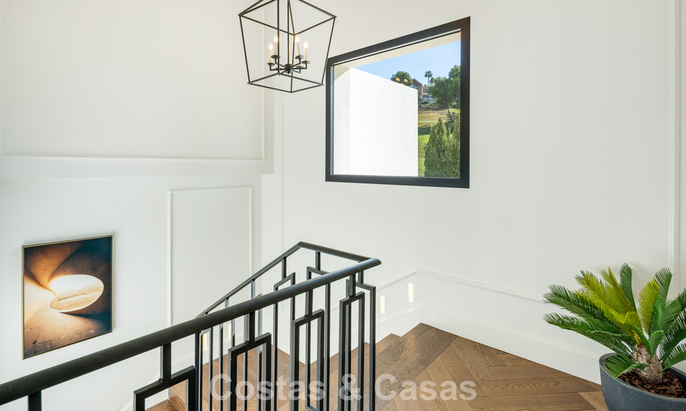 Impresionante villa en primera línea de golf en venta en el corazón de Nueva Andalucía, Marbella 785603