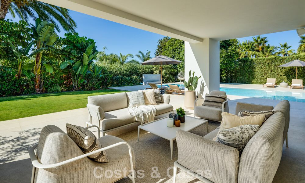 Impresionante villa en primera línea de golf en venta en el corazón de Nueva Andalucía, Marbella 785604