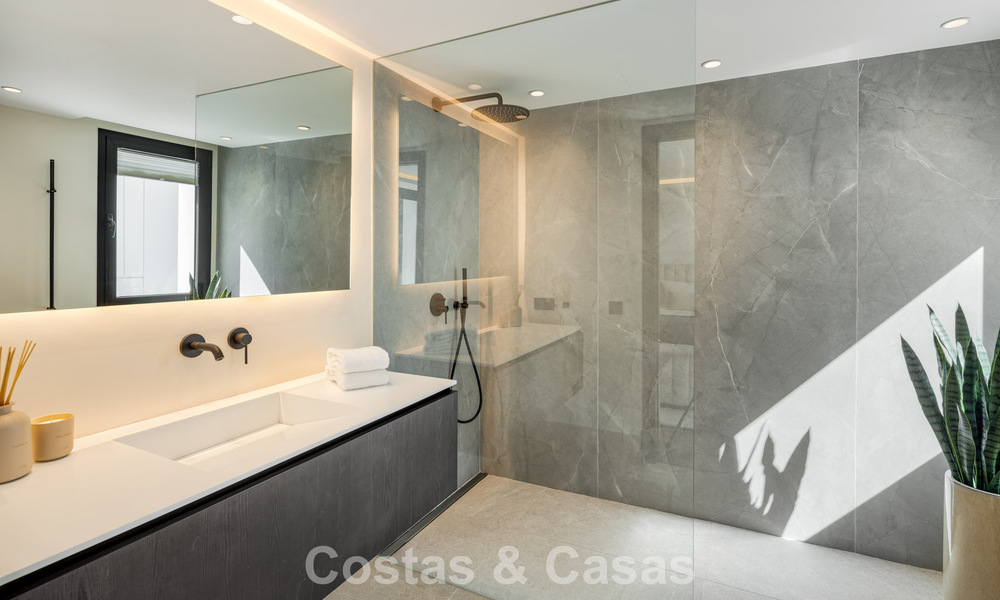 Impresionante villa en primera línea de golf en venta en el corazón de Nueva Andalucía, Marbella 785605