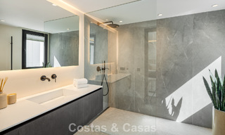 Impresionante villa en primera línea de golf en venta en el corazón de Nueva Andalucía, Marbella 785605 