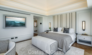 Impresionante villa en primera línea de golf en venta en el corazón de Nueva Andalucía, Marbella 785608 