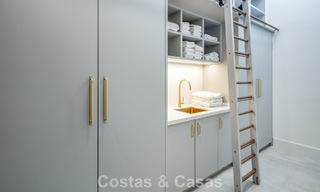 Impresionante villa en primera línea de golf en venta en el corazón de Nueva Andalucía, Marbella 785609 