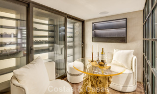 Impresionante villa en primera línea de golf en venta en el corazón de Nueva Andalucía, Marbella 785610 