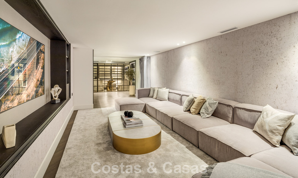 Impresionante villa en primera línea de golf en venta en el corazón de Nueva Andalucía, Marbella 785612