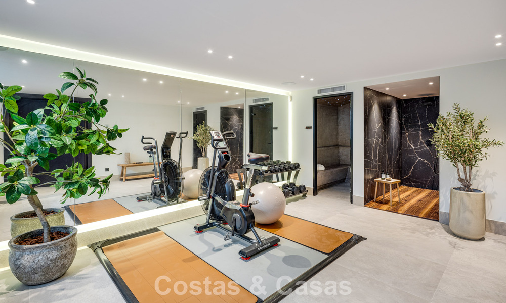 Impresionante villa en primera línea de golf en venta en el corazón de Nueva Andalucía, Marbella 785615