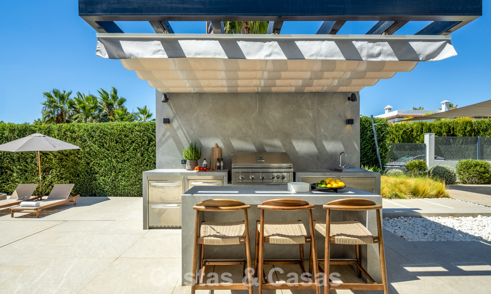 Impresionante villa en primera línea de golf en venta en el corazón de Nueva Andalucía, Marbella 785618