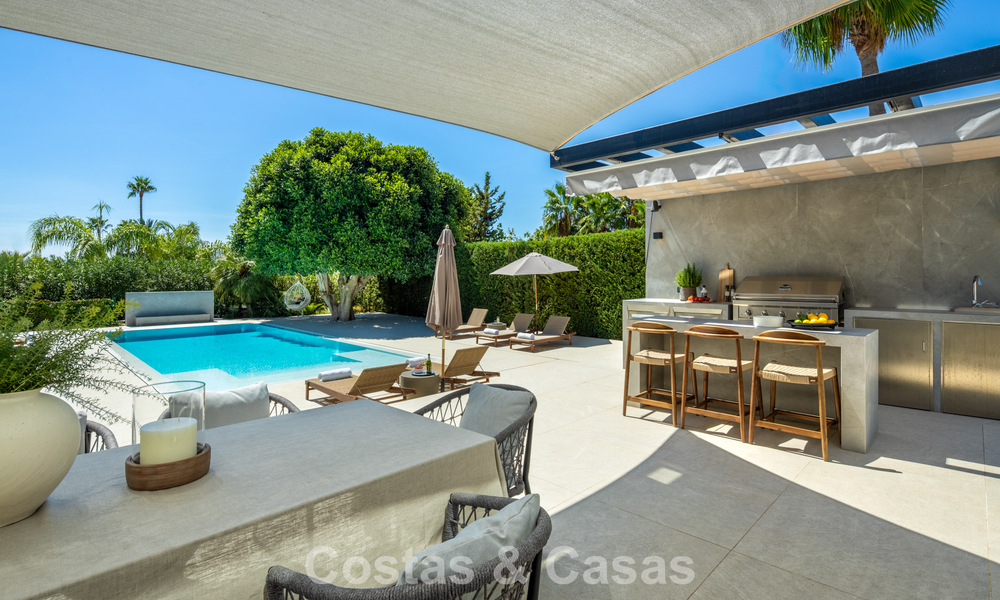 Impresionante villa en primera línea de golf en venta en el corazón de Nueva Andalucía, Marbella 785620