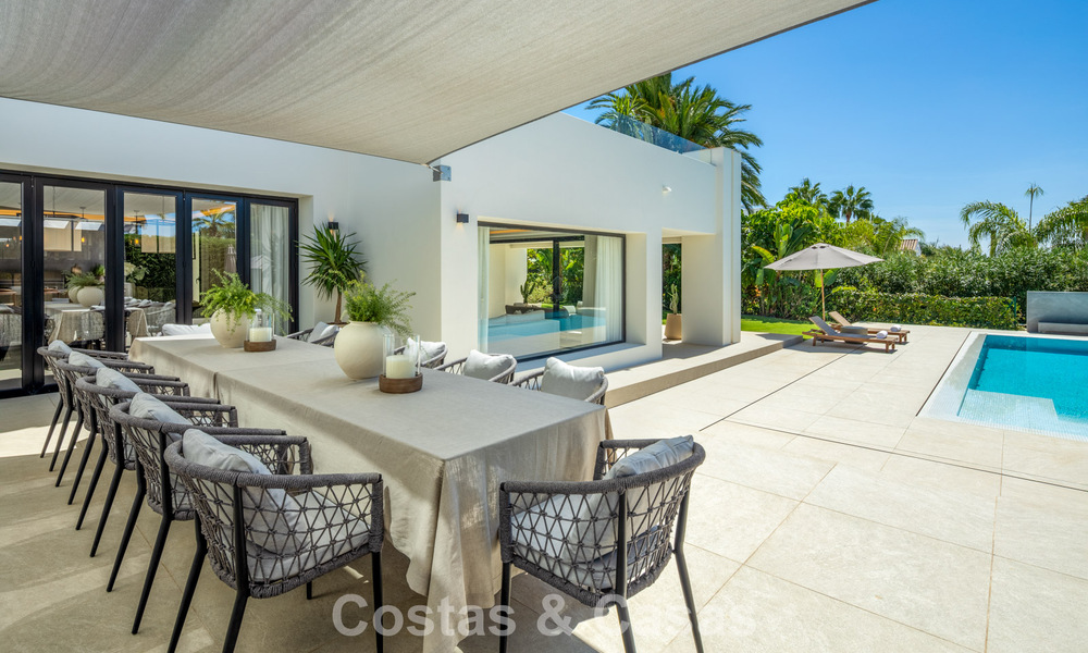 Impresionante villa en primera línea de golf en venta en el corazón de Nueva Andalucía, Marbella 785621