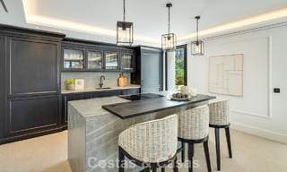 Impresionante villa en primera línea de golf en venta en el corazón de Nueva Andalucía, Marbella 785623 