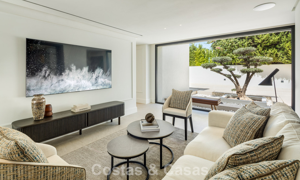 Impresionante villa en primera línea de golf en venta en el corazón de Nueva Andalucía, Marbella 785624