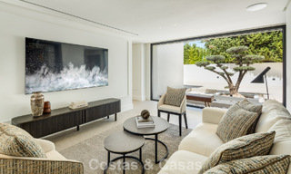 Impresionante villa en primera línea de golf en venta en el corazón de Nueva Andalucía, Marbella 785624 