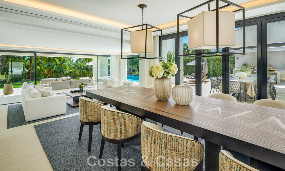 Impresionante villa en primera línea de golf en venta en el corazón de Nueva Andalucía, Marbella 785626