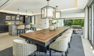 Impresionante villa en primera línea de golf en venta en el corazón de Nueva Andalucía, Marbella 785627 