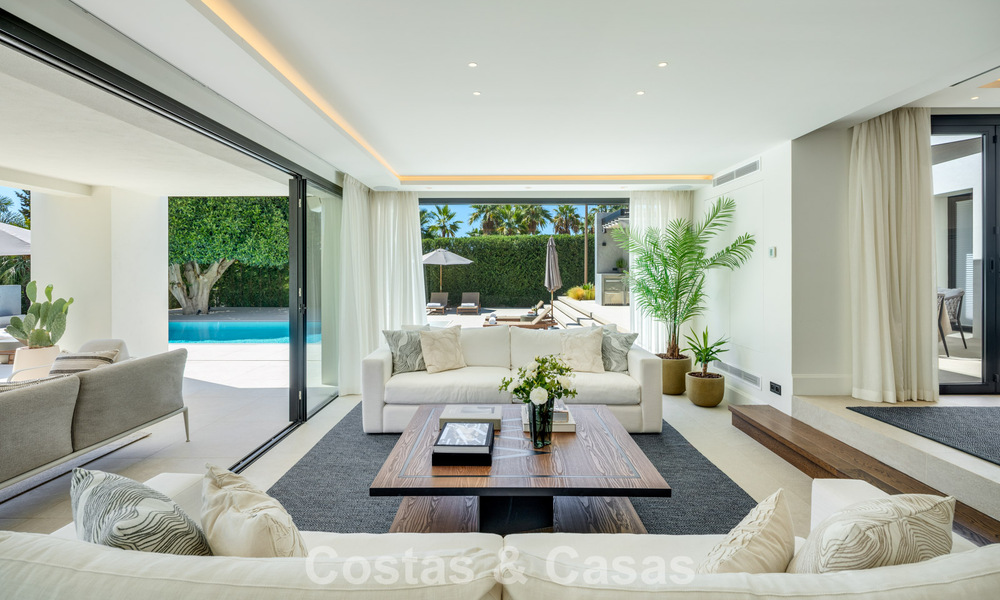 Impresionante villa en primera línea de golf en venta en el corazón de Nueva Andalucía, Marbella 785628