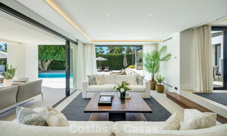 Impresionante villa en primera línea de golf en venta en el corazón de Nueva Andalucía, Marbella 785628 