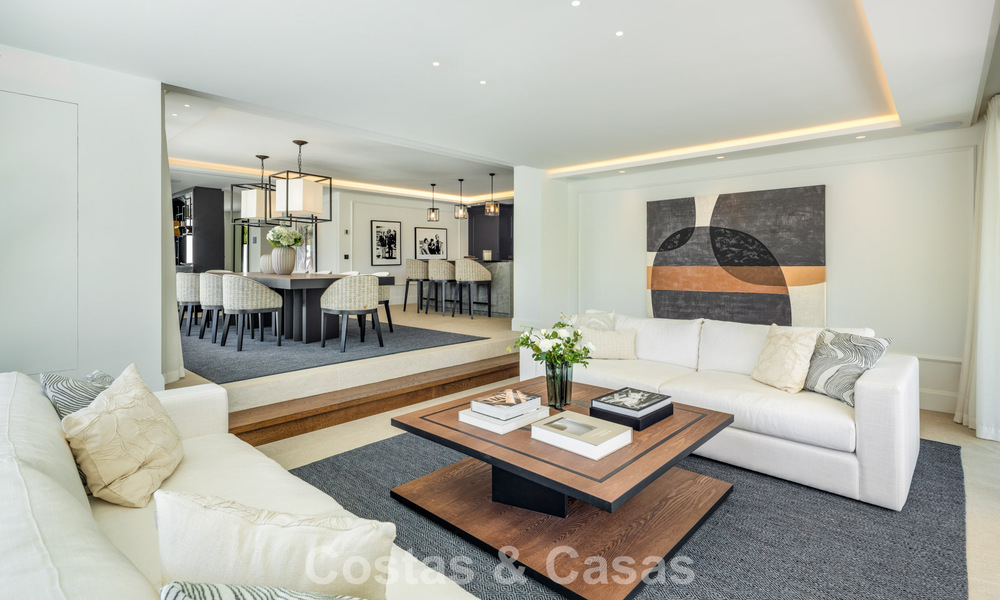 Impresionante villa en primera línea de golf en venta en el corazón de Nueva Andalucía, Marbella 785629