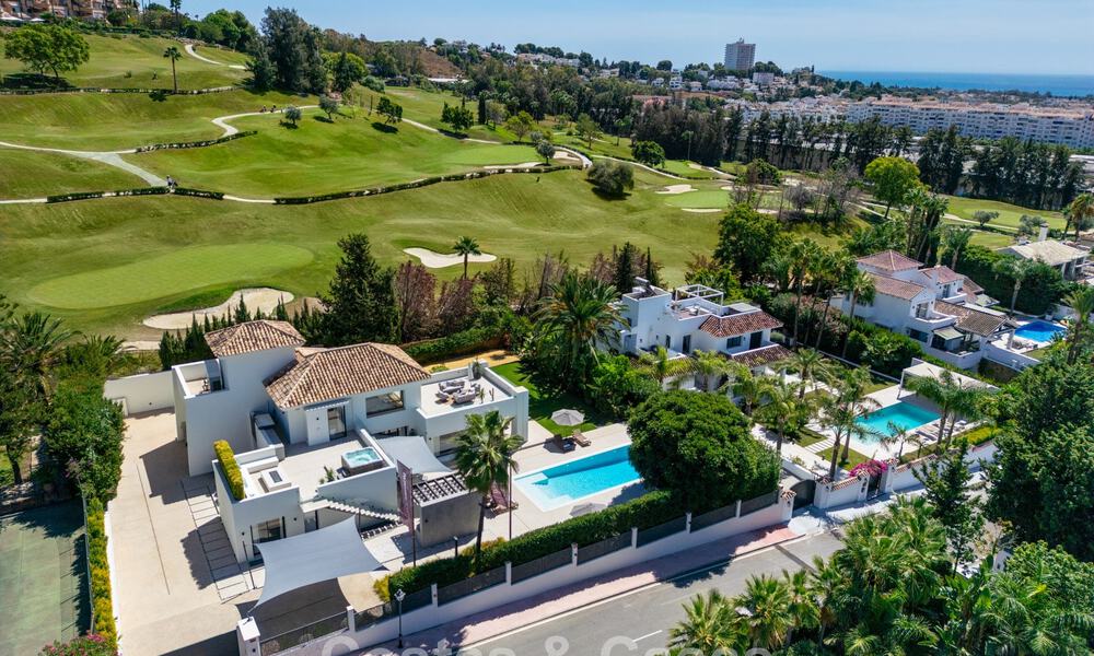 Impresionante villa en primera línea de golf en venta en el corazón de Nueva Andalucía, Marbella 785631
