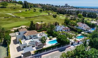Impresionante villa en primera línea de golf en venta en el corazón de Nueva Andalucía, Marbella 785631 