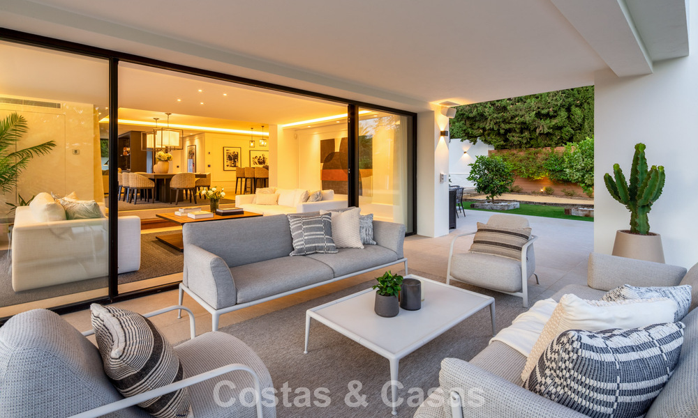 Impresionante villa en primera línea de golf en venta en el corazón de Nueva Andalucía, Marbella 785633