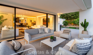 Impresionante villa en primera línea de golf en venta en el corazón de Nueva Andalucía, Marbella 785633 