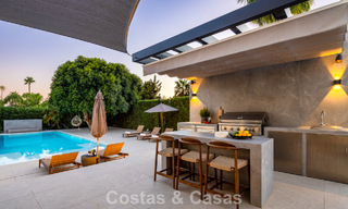 Impresionante villa en primera línea de golf en venta en el corazón de Nueva Andalucía, Marbella 785634 