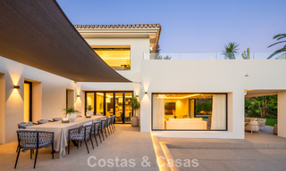 Impresionante villa en primera línea de golf en venta en el corazón de Nueva Andalucía, Marbella 785635 