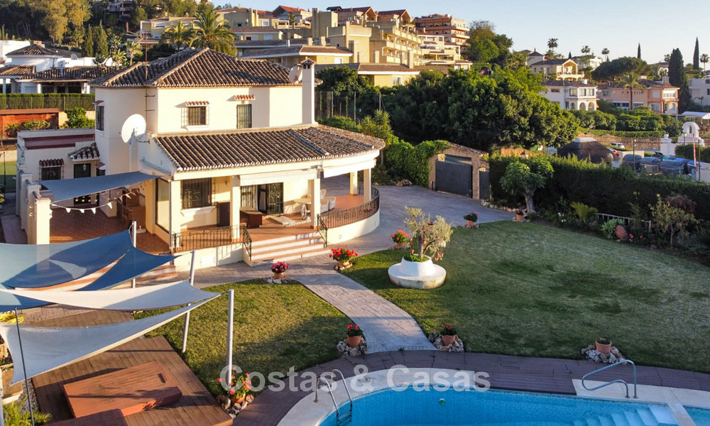 Preciosa villa de 6 dormitorios en venta, directamente en el Club de Golf Los Naranjos en Nueva Andalucía, Marbella 785722
