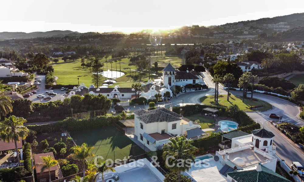 Preciosa villa de 6 dormitorios en venta, directamente en el Club de Golf Los Naranjos en Nueva Andalucía, Marbella 785723