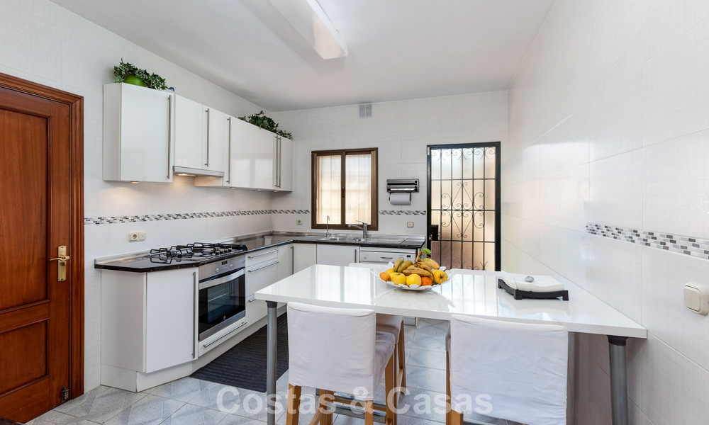 Preciosa villa de 6 dormitorios en venta, directamente en el Club de Golf Los Naranjos en Nueva Andalucía, Marbella 785727