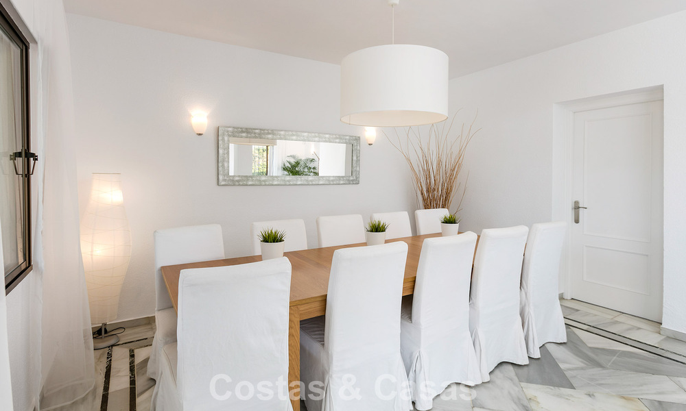 Preciosa villa de 6 dormitorios en venta, directamente en el Club de Golf Los Naranjos en Nueva Andalucía, Marbella 785728