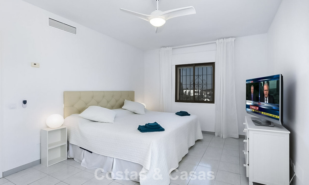 Preciosa villa de 6 dormitorios en venta, directamente en el Club de Golf Los Naranjos en Nueva Andalucía, Marbella 785731