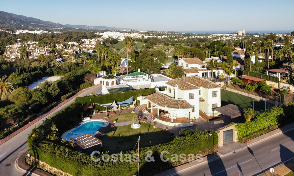 Preciosa villa de 6 dormitorios en venta, directamente en el Club de Golf Los Naranjos en Nueva Andalucía, Marbella 785733