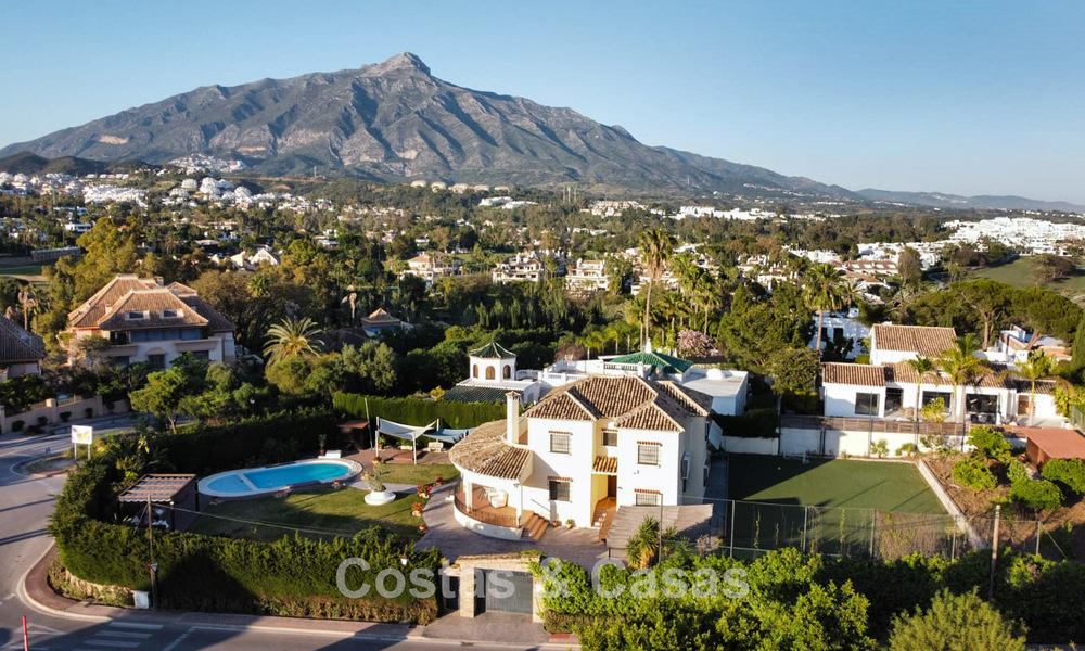 Preciosa villa de 6 dormitorios en venta, directamente en el Club de Golf Los Naranjos en Nueva Andalucía, Marbella 785734