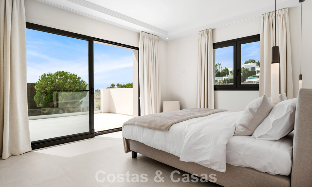 Moderna villa española de lujo en venta en segunda línea de golf en una zona residencial privilegiada, Benahavís, Marbella 785740