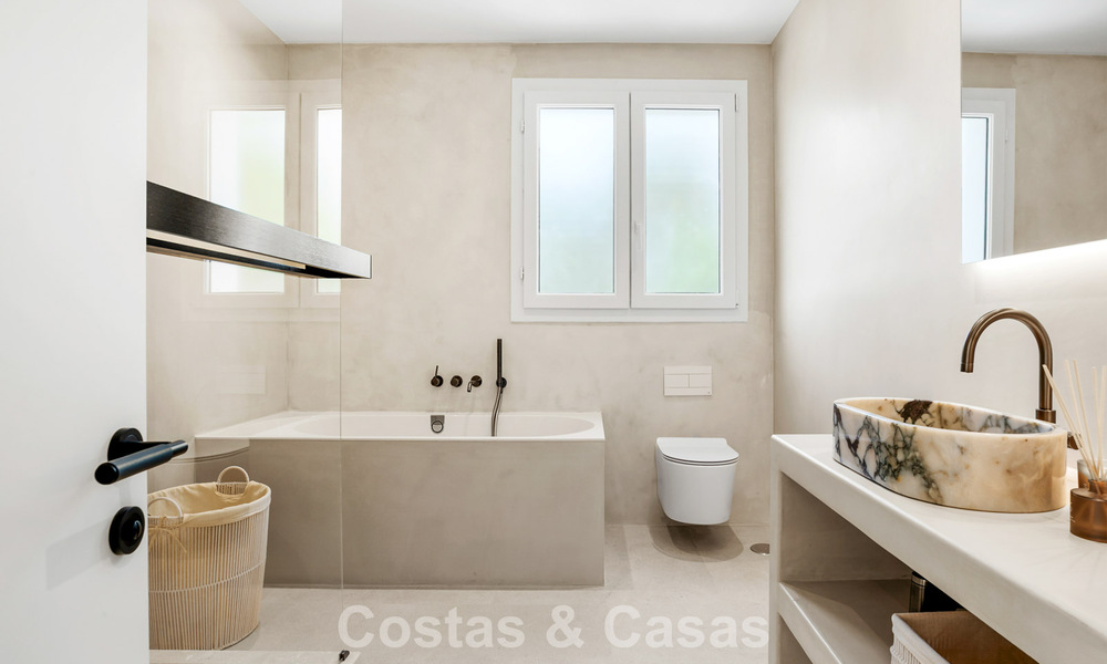 Moderna villa española de lujo en venta en segunda línea de golf en una zona residencial privilegiada, Benahavís, Marbella 785741