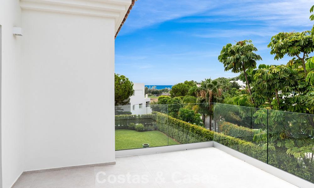 Moderna villa española de lujo en venta en segunda línea de golf en una zona residencial privilegiada, Benahavís, Marbella 785745