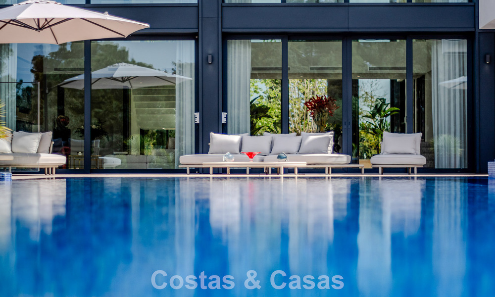 Majestuosa obra maestra a la venta con un estilo moderno en una zona residencial segura de Sotogrande, Costa del Sol 786186