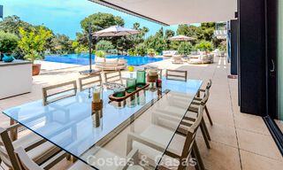 Majestuosa obra maestra a la venta con un estilo moderno en una zona residencial segura de Sotogrande, Costa del Sol 786187 