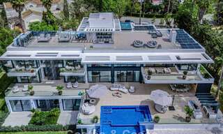 Majestuosa obra maestra a la venta con un estilo moderno en una zona residencial segura de Sotogrande, Costa del Sol 786189 