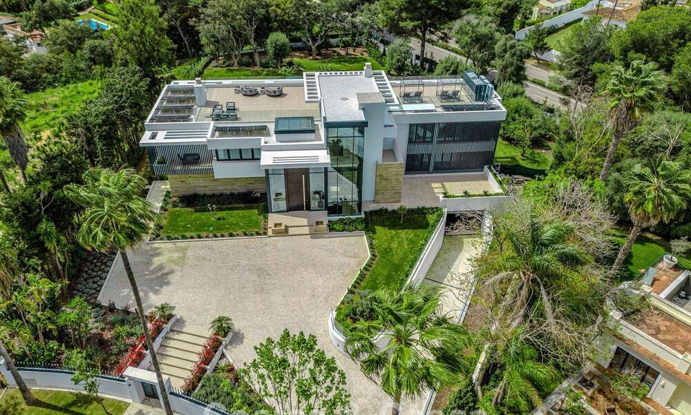 Majestuosa obra maestra a la venta con un estilo moderno en una zona residencial segura de Sotogrande, Costa del Sol 786190