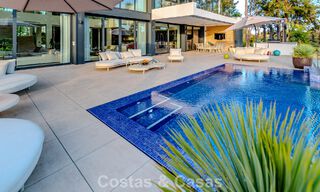 Majestuosa obra maestra a la venta con un estilo moderno en una zona residencial segura de Sotogrande, Costa del Sol 786191 
