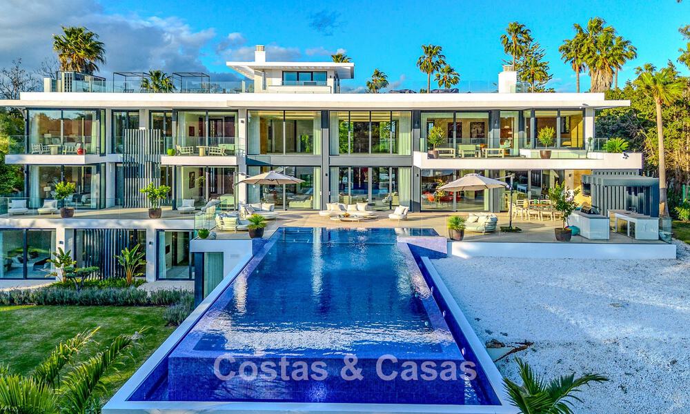 Majestuosa obra maestra a la venta con un estilo moderno en una zona residencial segura de Sotogrande, Costa del Sol 786192