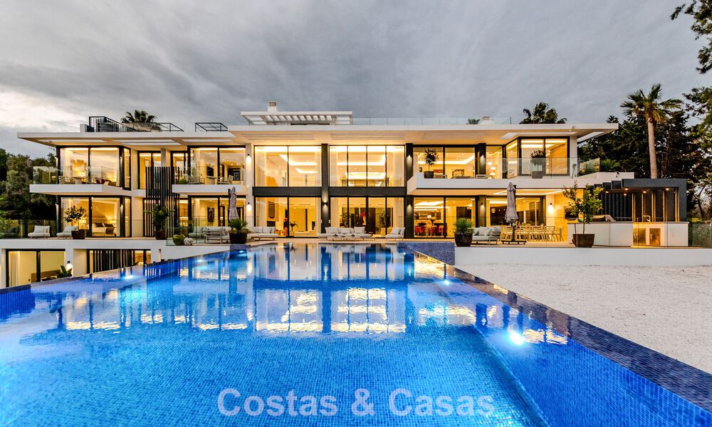 Majestuosa obra maestra a la venta con un estilo moderno en una zona residencial segura de Sotogrande, Costa del Sol 786193