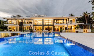 Majestuosa obra maestra a la venta con un estilo moderno en una zona residencial segura de Sotogrande, Costa del Sol 786193 
