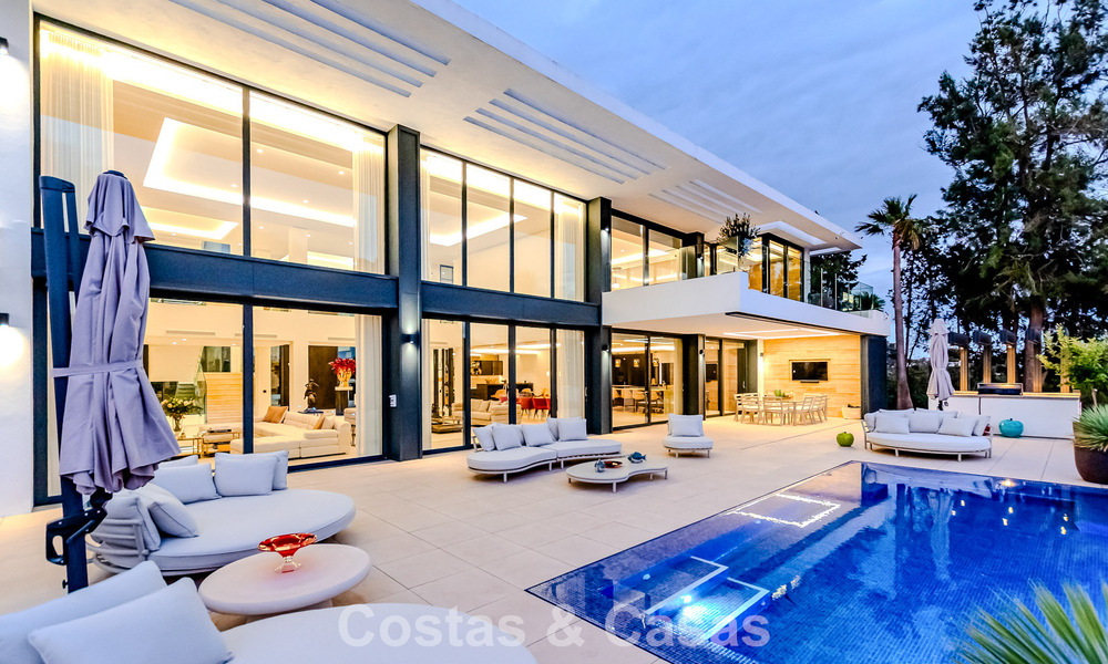 Majestuosa obra maestra a la venta con un estilo moderno en una zona residencial segura de Sotogrande, Costa del Sol 786194