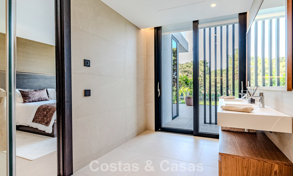 Majestuosa obra maestra a la venta con un estilo moderno en una zona residencial segura de Sotogrande, Costa del Sol 786195