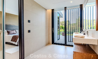 Majestuosa obra maestra a la venta con un estilo moderno en una zona residencial segura de Sotogrande, Costa del Sol 786195 